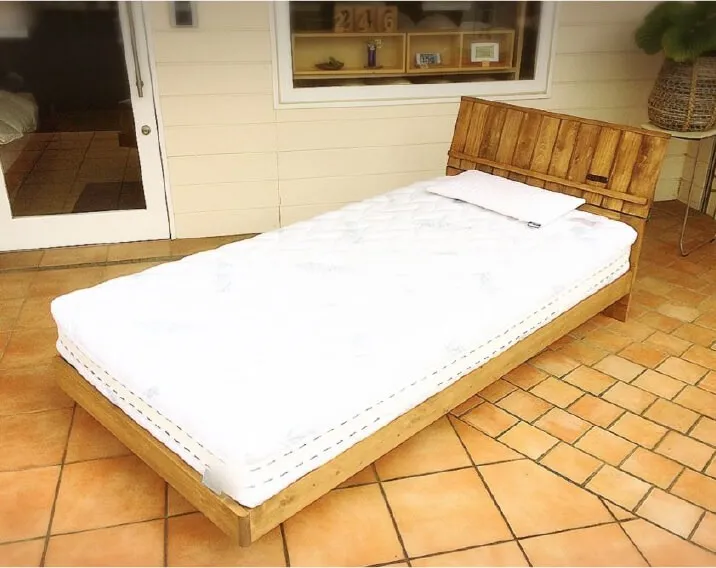 素材にこだわり、国産材の無垢板のヒノキを使い温もりのある癒しのベッドをご提供いたします。